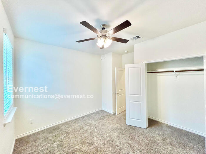 Building Photo - 2462 San Marcos Dr