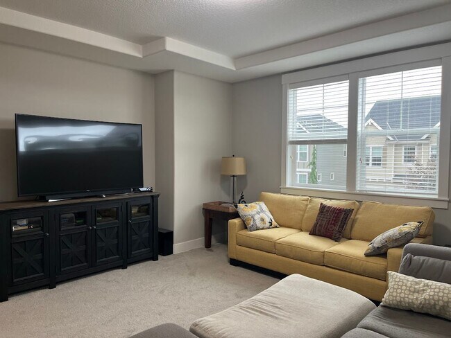 Building Photo - Fabulous 5 BD* 3 BA* + LARGE Bonus Room* S...