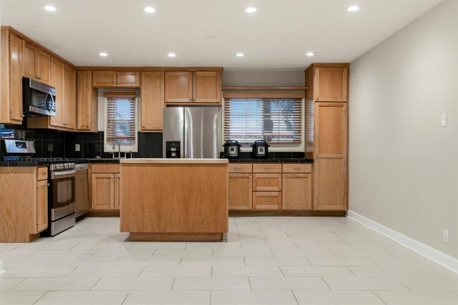 Building Photo - 1504 W 39th 1/2 St