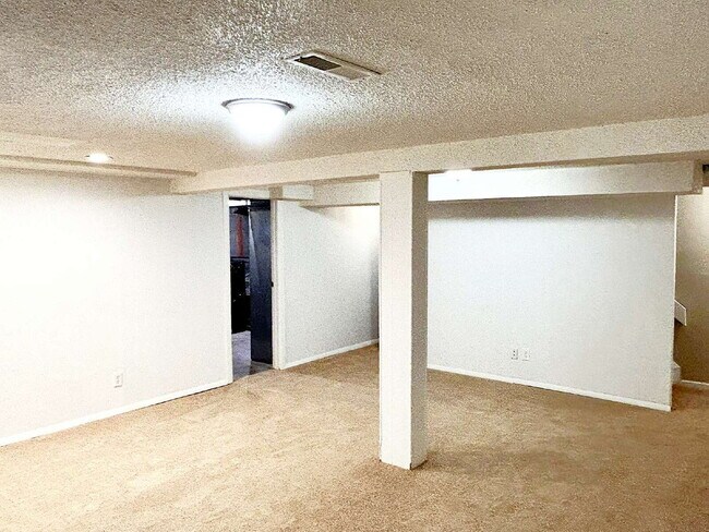 Building Photo - AVAILABLE NOW!  Charming Home in the Cottonwood Community!"