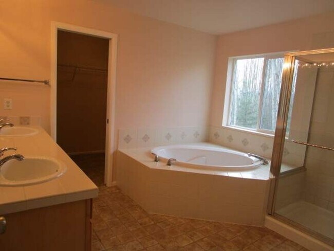 Building Photo - 3 Bedroom, 2.5 Bathroom Home with Office in Fife