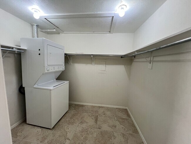 Building Photo - 10432 High Hollows Dr