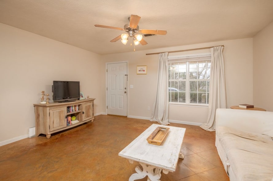 Building Photo - 127 Darby Way