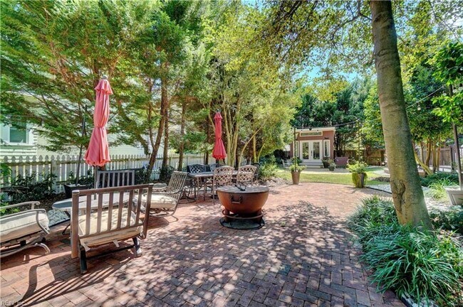 Building Photo - LARCHMONT