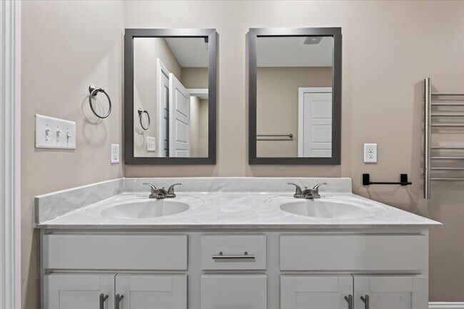 Building Photo - Pet Friendly Three Bedroom!