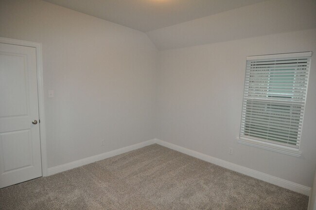 Building Photo - Modern traditional 3-2-2 in Princeton!