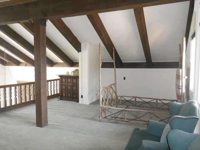 Building Photo - 3 Bedroom, dog upon approval!