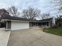 Building Photo - 301 S Village Dr