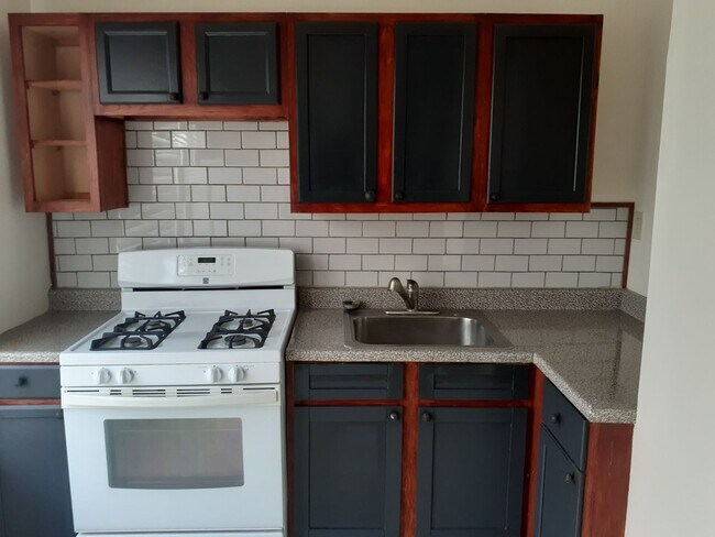 Building Photo - 125 Purdy St