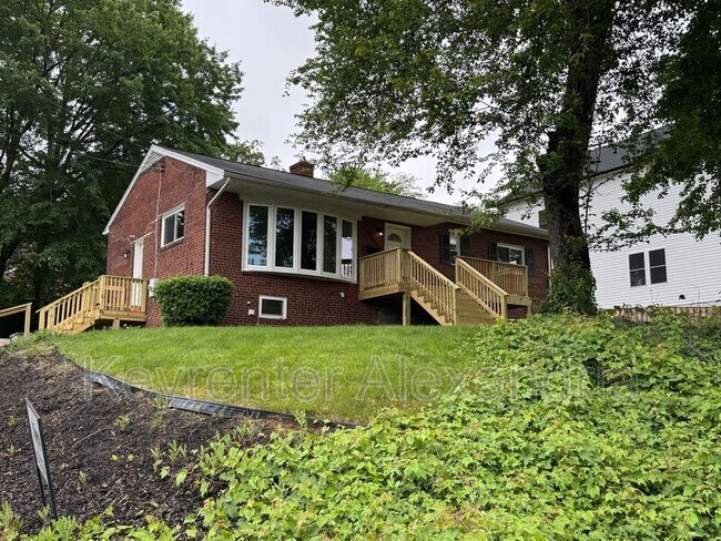 Building Photo - 2826 James Dr