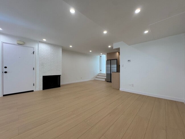 Building Photo - WeHo 1 Bed 1 Bath with W/D in unit, new kitchen, and walk-in closet!