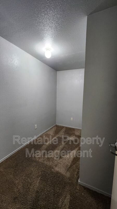 Building Photo - 768 River Garden Dr