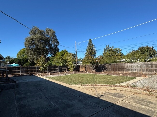 Building Photo - Charming Home w/ Large Yard - Available SOON