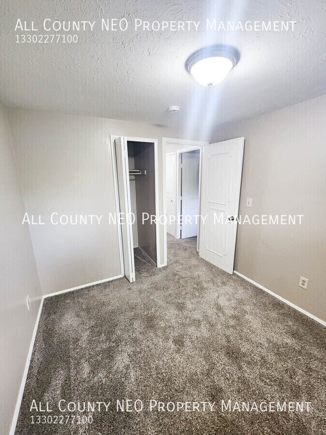 Building Photo - 5727 Carolyn Dr