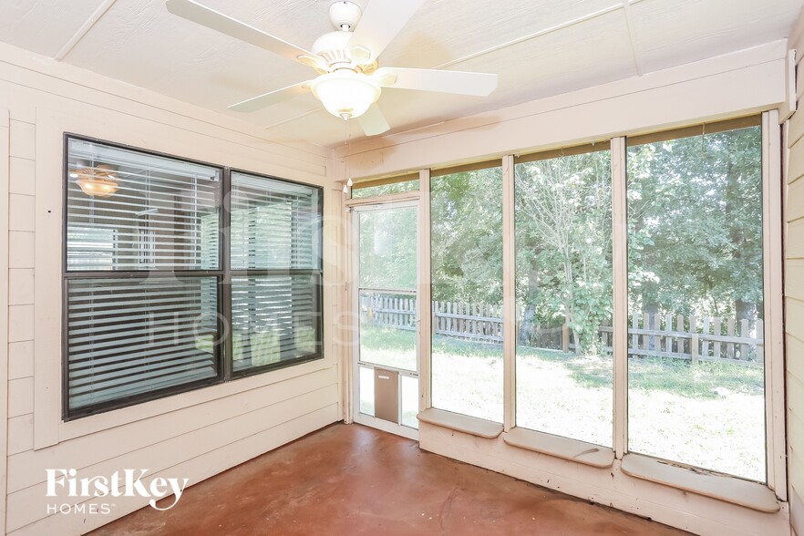 Building Photo - 2213 Brandy Dr