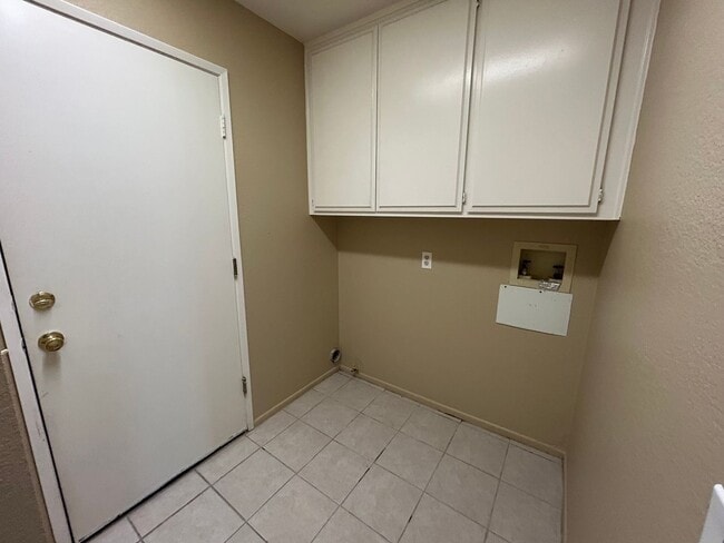 Building Photo - Spacious single story 3 bedroom home seeking new family!