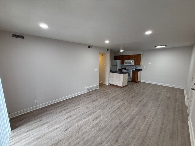 Building Photo - Beautiful 2 bedroom/2 bathroom condo with Mountain View’s