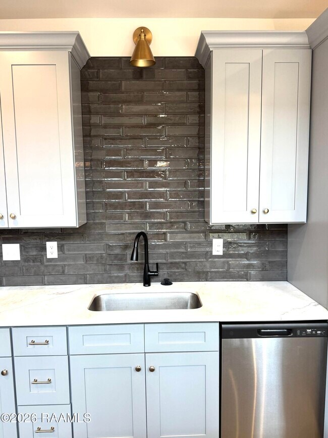 Building Photo - 512 Highland Oaks Ln