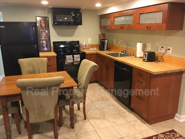 Building Photo - 813 10th St NE