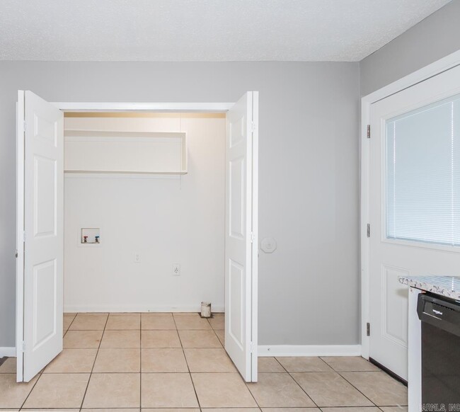 Building Photo - 19 E Laramie Dr