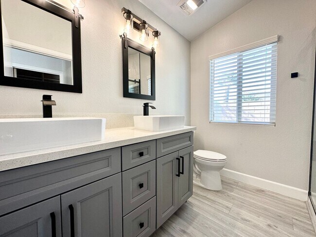 Building Photo - AVAILABLE NOW !! STUNNING 4 Bedroom 2 Bathroom POOL home in La Quinta