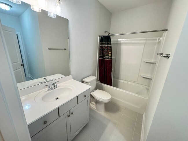 Building Photo - 3 Bedroom End unit Townhome - Master Down