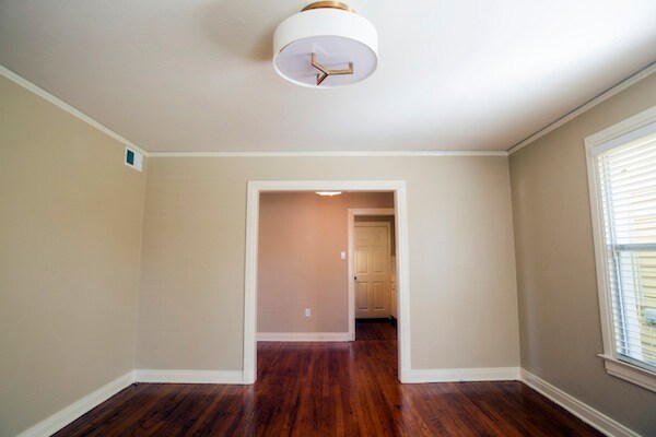 Building Photo - 611 Lakeland Dr