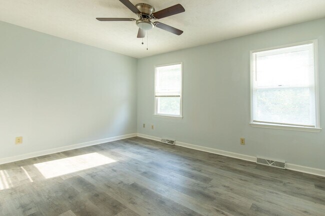 Building Photo - 3 story 2 bed 1.5 bath condo with large ga...