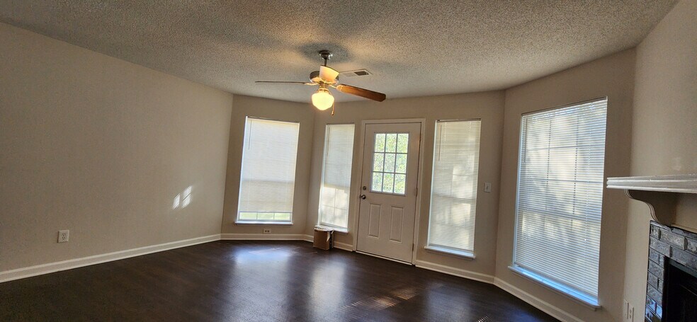 Building Photo - Room in Apartment on Cypress Pointe St