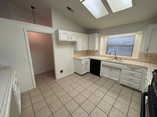 Building Photo - SW Visalia Home Available Now!