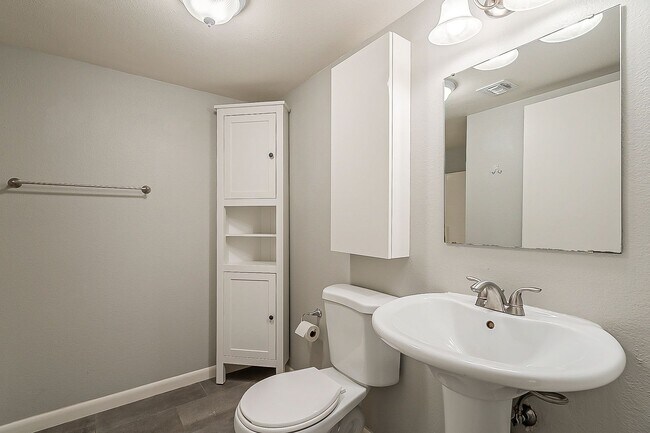 Building Photo - Walking Distance to ASU!
