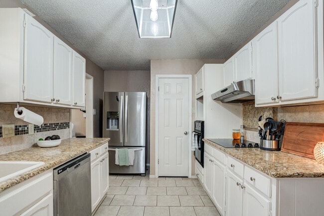 Building Photo - 8633 Knoxville Dr