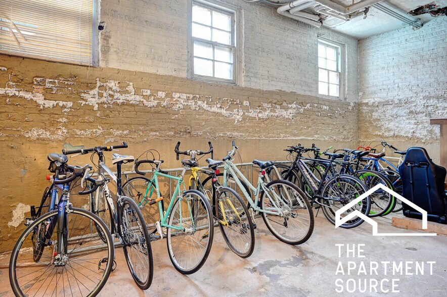 Building Photo - 4737 N Hermitage Ave