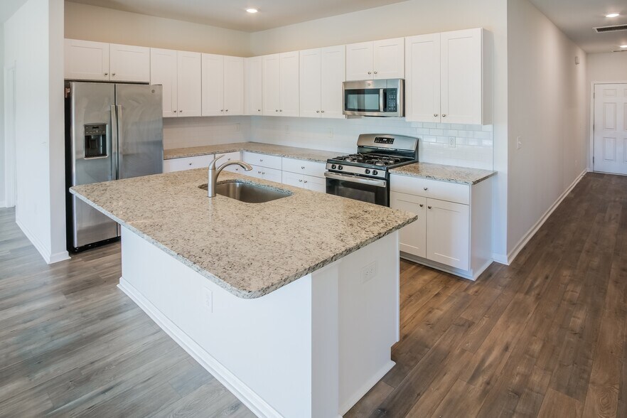 Building Photo - 700 Watercliff Dr