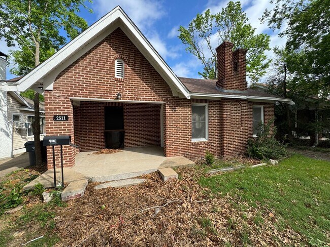 Building Photo - Updated Farm House in Central Waco