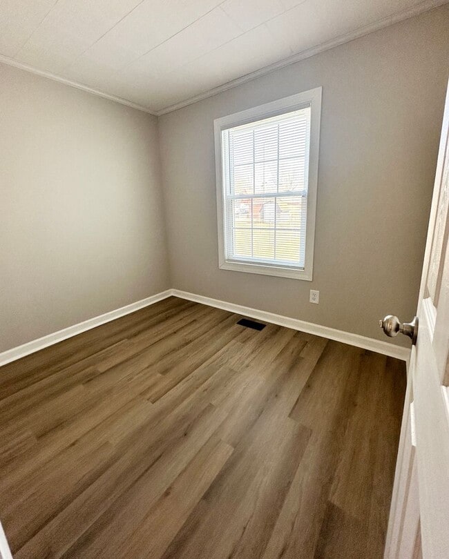 Building Photo - Renovated 3-Bedroom Gem within walking dis...