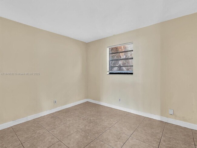 Building Photo - 5611 SW 37th St
