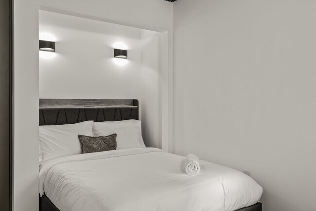 Building Photo - A 5 bedroom, 4 bathroom Fully Furnished Apartment at 1515 1/2 Selby Ave.