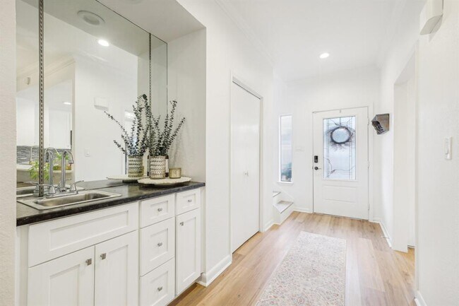 Building Photo - 2201 Lakeway Blvd