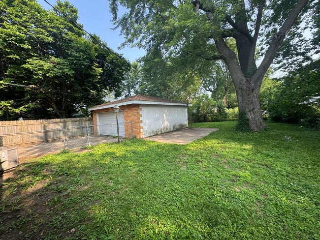 Building Photo - 1729 W Iles Ave