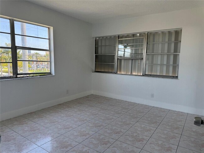 Building Photo - 1333 E Hallandale Beach Blvd