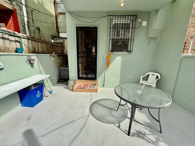 Building Photo - SPACIOUS & MODERN 3 BED/1.5 BA HOUSE w/ Central AC-HARDWOOD Flooring-WASHER/DRYER & Rear PATIO in...