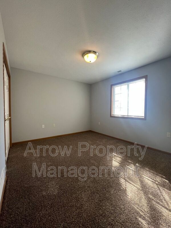 Building Photo - 525 Oak Rd