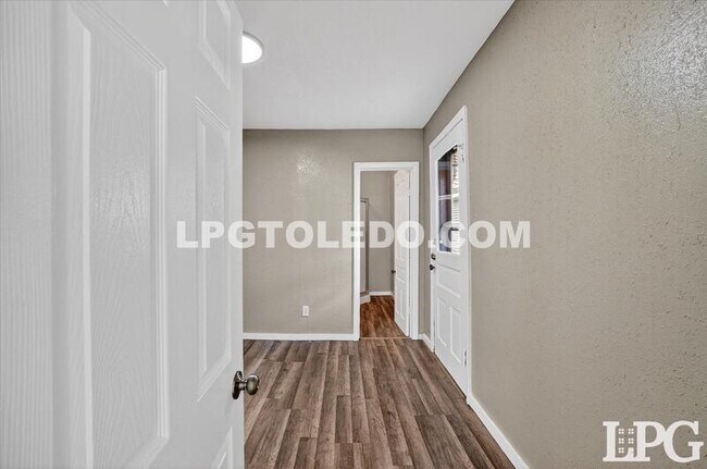 Building Photo - 3905 Peru St