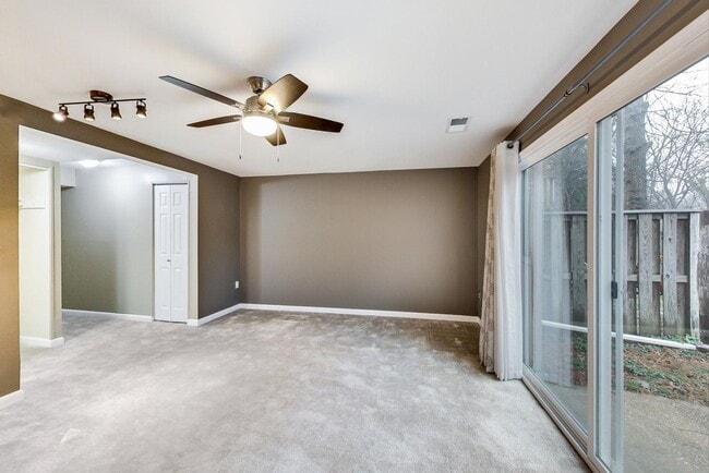 Building Photo - COMING SOON - Updated 3+2.5 End Unit w/ 2 PARKING SPACES