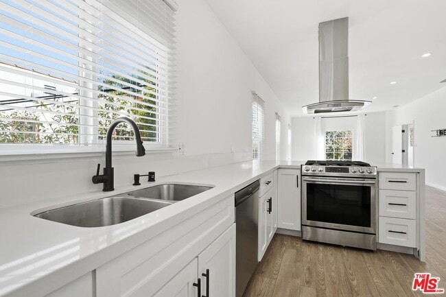 Building Photo - 455 Rexford Dr