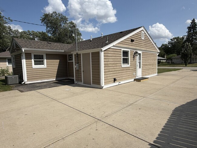 Building Photo - 2204 Campbell St
