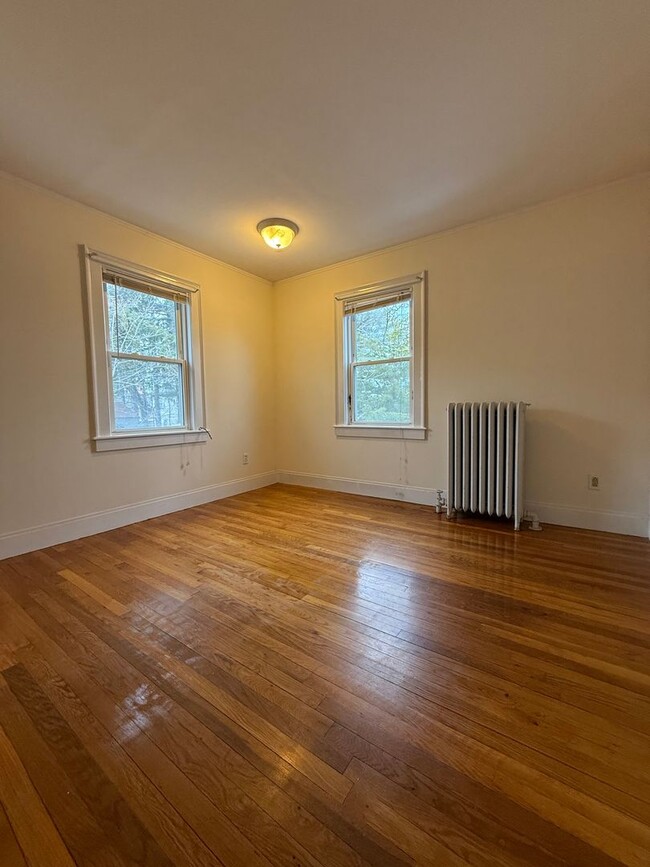 Building Photo - Spacious, Sunny and Updated Brighton / Oak...
