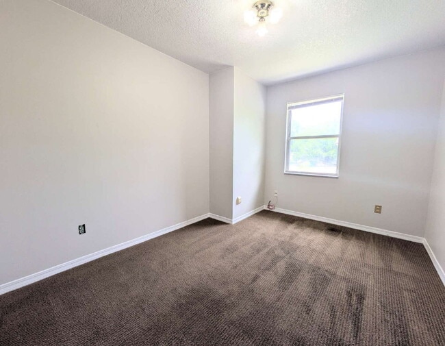 Building Photo - "$300 OFF MOVE-IN SPECIAL! Spacious 3-Bed, 2.5 Bath Townhouse Nestled in the Heart of East Arling...