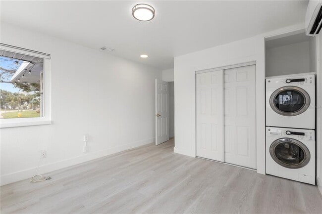 Building Photo - 14060 Miramar Ave